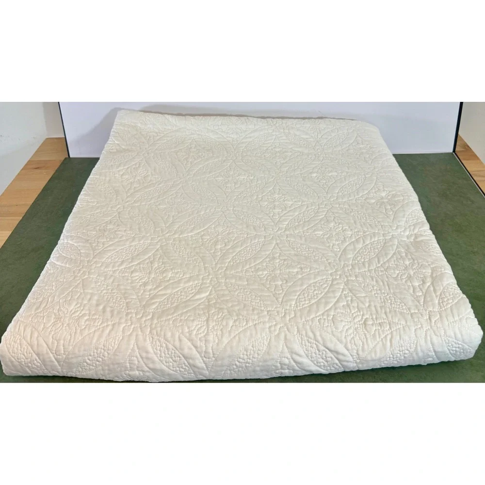 Vintage Queen Classics by Eileen West Cream Matelasse Quilt Coverlet Bedspread